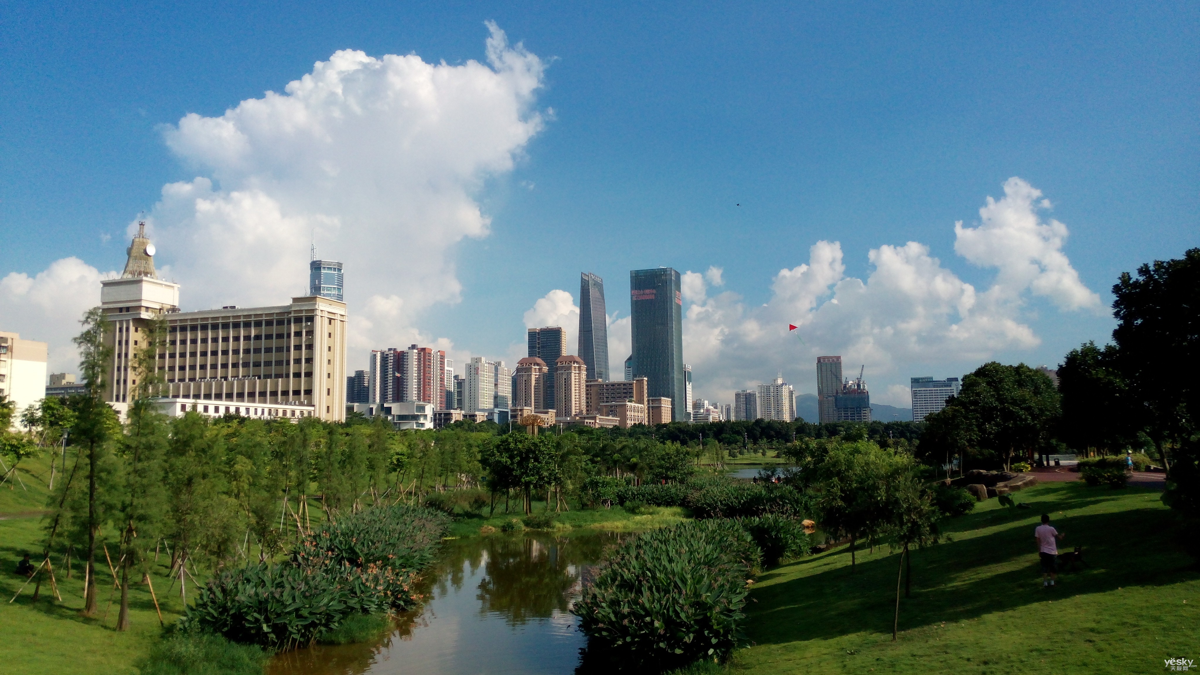 天极网 手机    白天室外(阴天 晴天,摄于深圳花卉世界)   由于室外