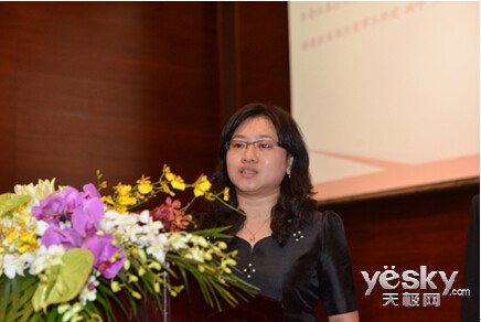 利亚德副总经理兼董事会秘书李楠楠女士荣获2014"金牌董秘"20佳筋项