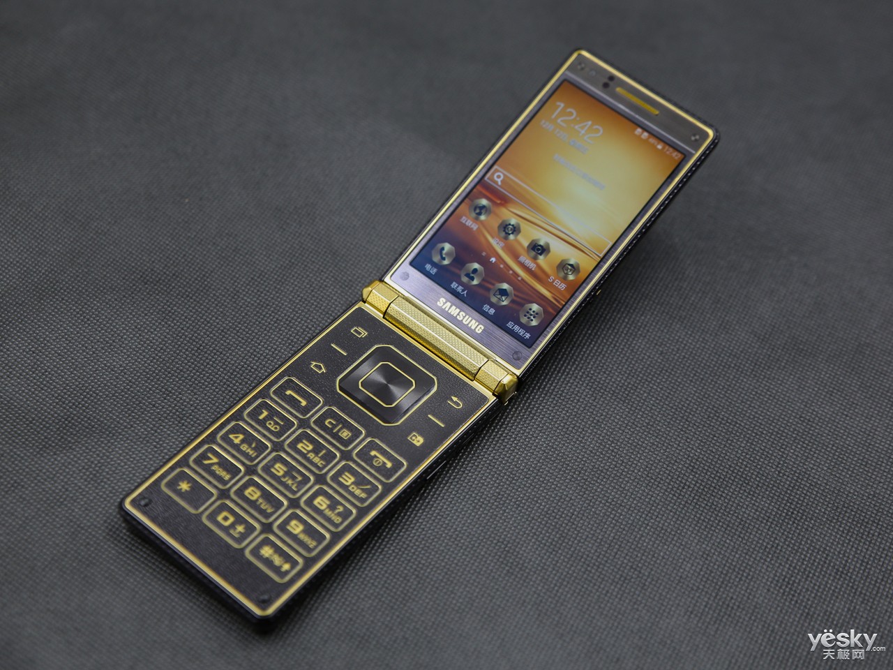 不止手机更显身份 双屏实体键三星w2015评测