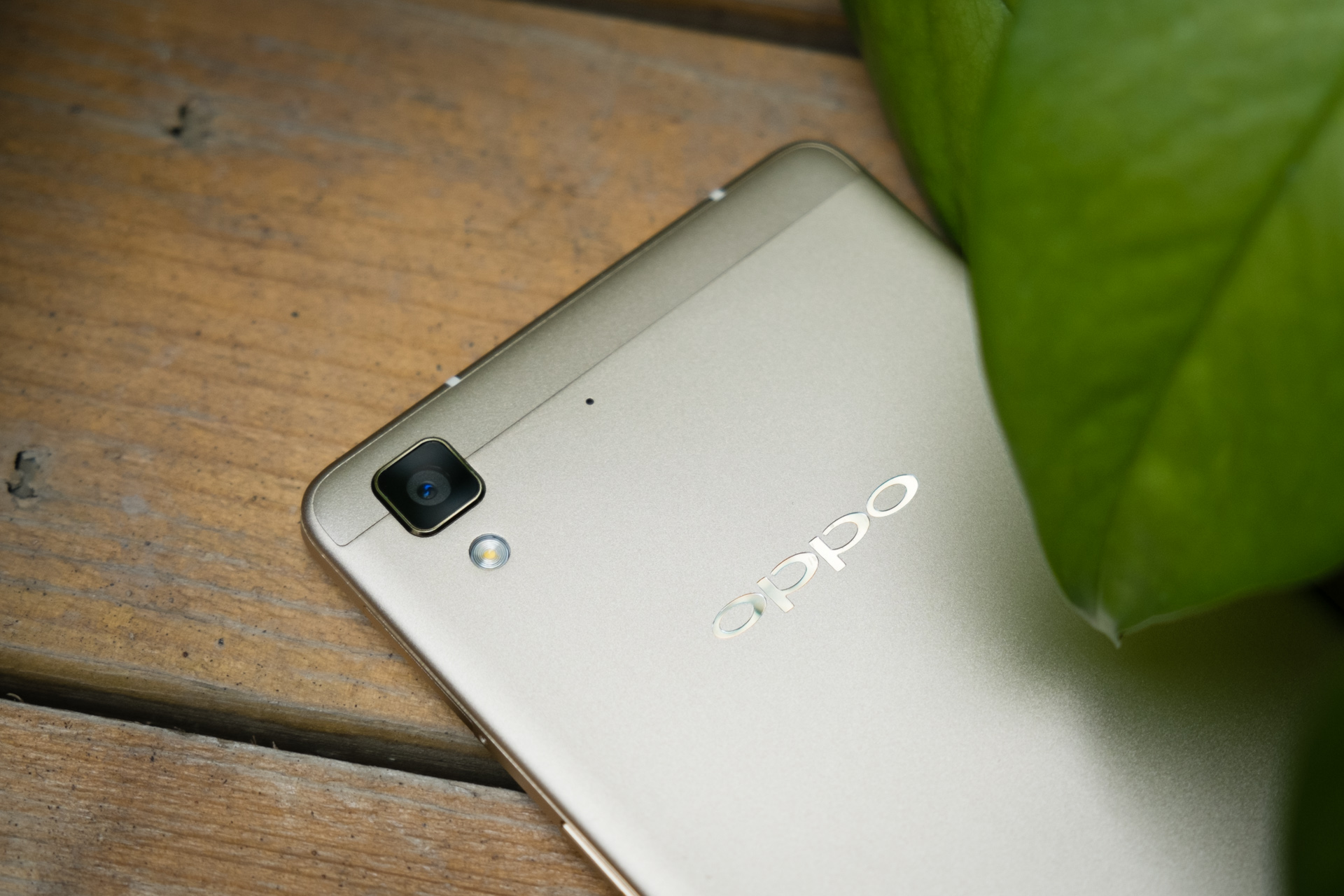 天极网 手机 除此之外,oppo r7还首创了"提琴雅弧,借鉴了小提琴的