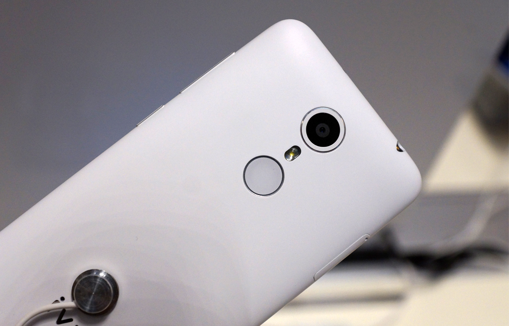 赵丽颖都无法拒绝的颜值 ivvi小骨手机实拍