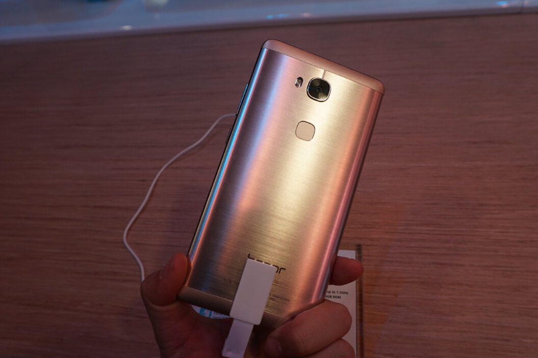 ces2016:华为展台人气爆棚 荣耀5x美版亮相