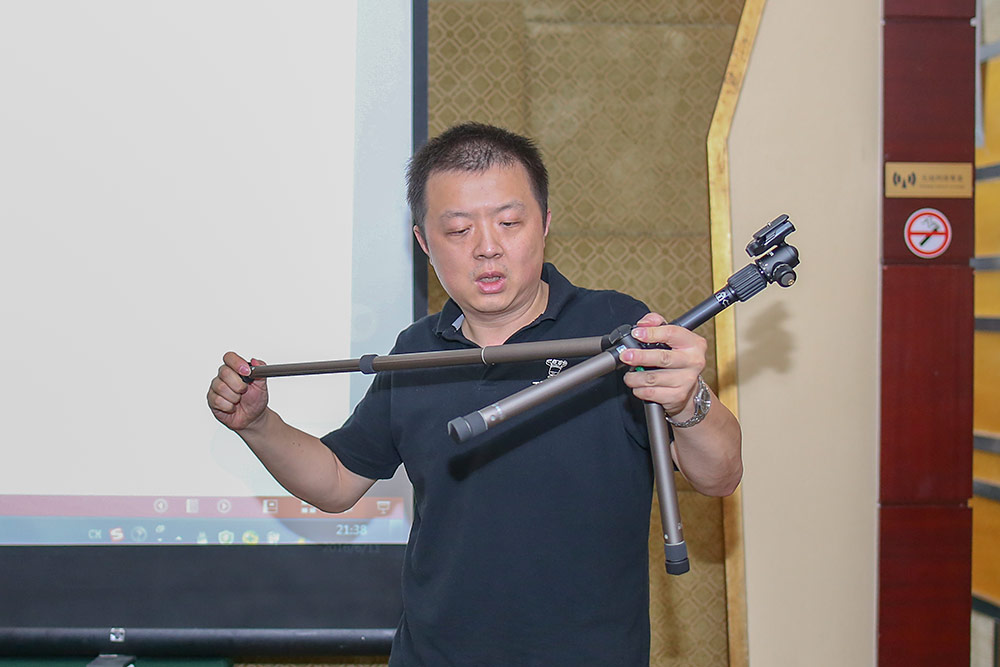 郑海先生对金钟三脚架进行功能说明和展示